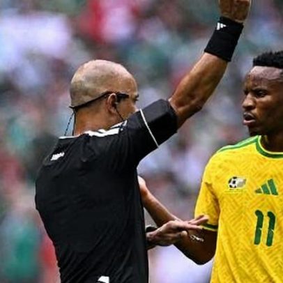Sul-africano expulsado por juiz brasileiro fica fora da Copa