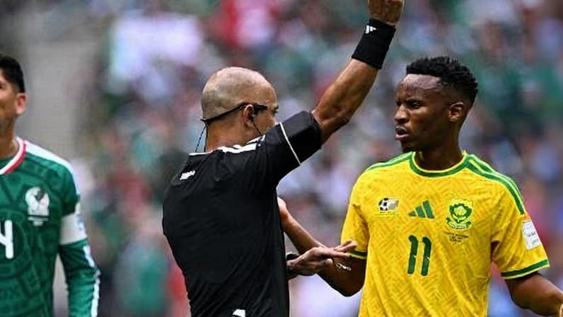 Wilton Pereira Sampaio expulsa Themba Zwane, da África do Sul, na abertura da Copa do Mundo 2026