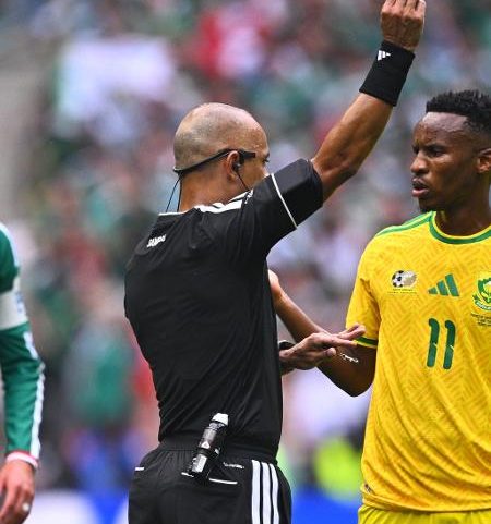 Wilton Pereira Sampaio expulsa jogador da África do Sul na abertura da Copa