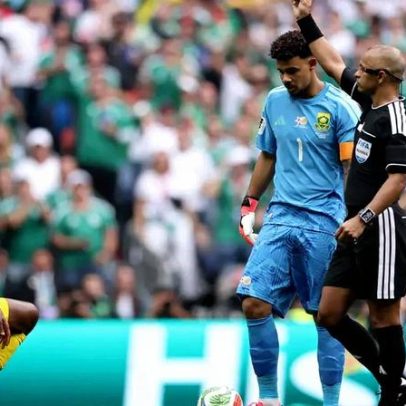 Árbitro brasileiro registra duas expulsões na estreia da Copa do Mundo