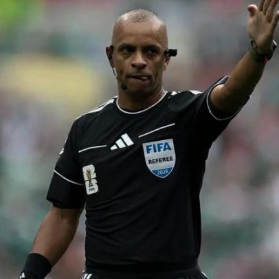 Inglês de árbitro Wilton Pereira Sampaio na Copa ganha repercussão mundial