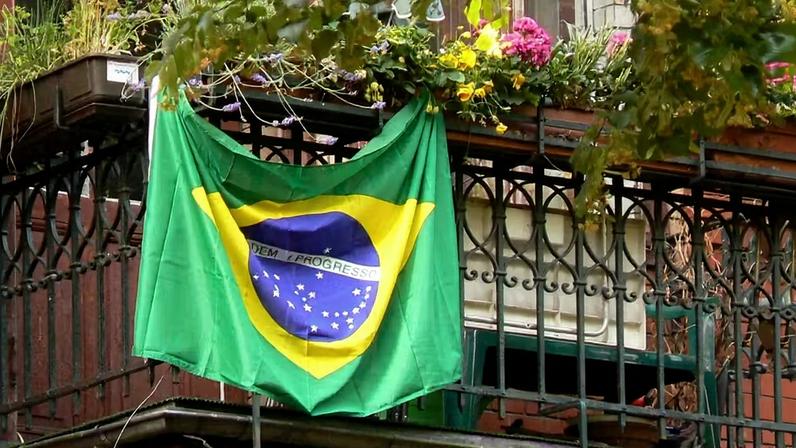 Exibir a bandeira do Brasil na janela ou na sacada durante a Copa é permitido, mas a prática pode estar sujeita às regras do condomínio e a cuidados com a fachada do prédio