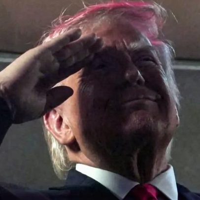 Donald Trump sorri apesar das vaias da torcida no MSG durante a final da NBA