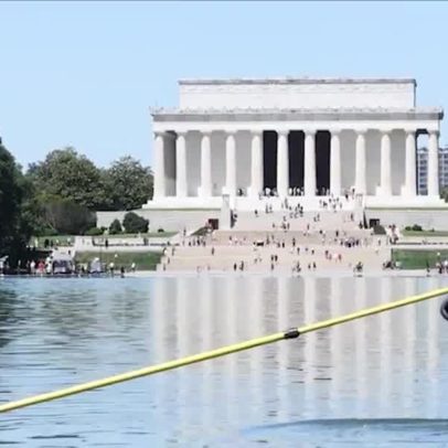 Pintura azul da bandeira americana na Reflecting Pool já descasca