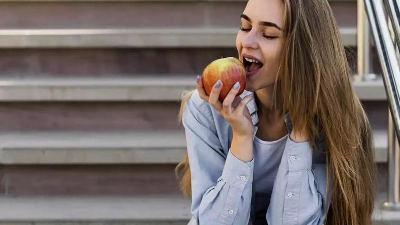 Consumir maçã diariamente: médica aponta 7 benefícios para a saúde
