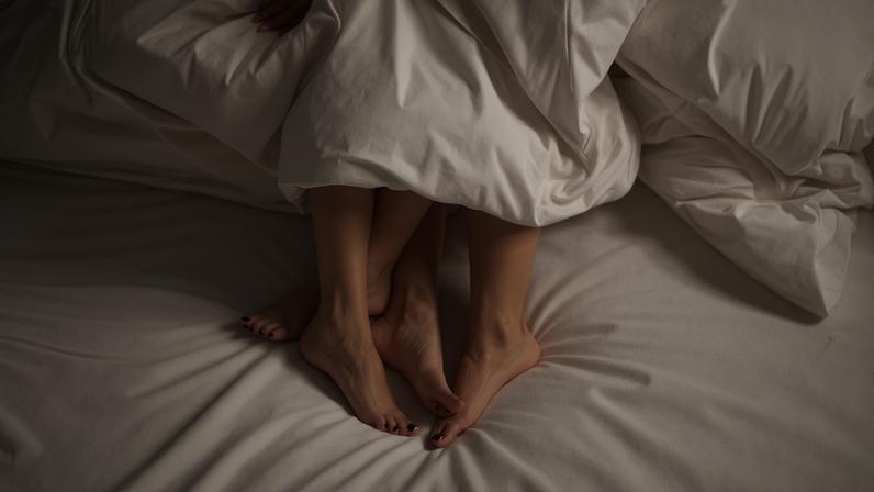 Fantasiar sobre uma terceira pessoa no sexo a dois é comum, segundo pesquisa