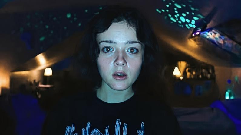 A cineasta que virou sensação no cinema indie de terror ao criticar os horrores da adolescência
