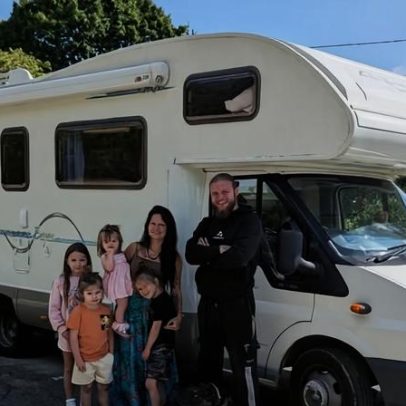 Casal educa filhos em motorhome durante viagem de férias pela Europa