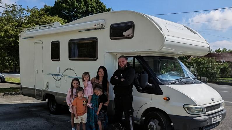 Casal educa filhos em motorhome durante viagem de férias pela Europa