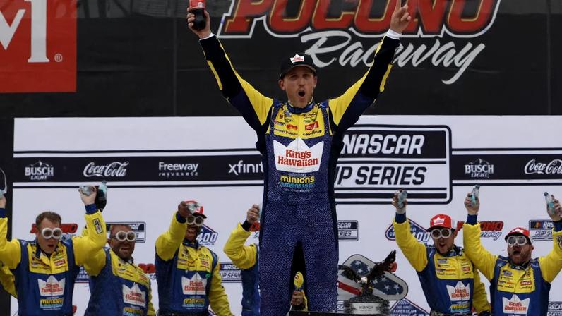Denny Hamlin na Victory Lane em Pocono 2026.