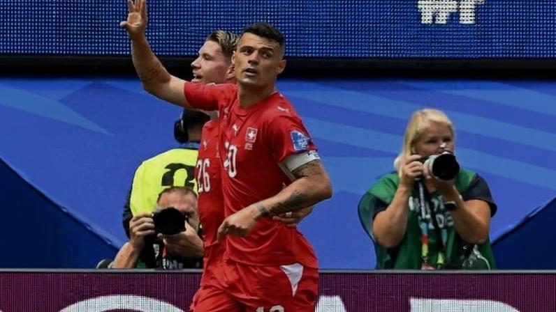 Xhaka comemora gol pela Suíça em goleada contra a Bósnia