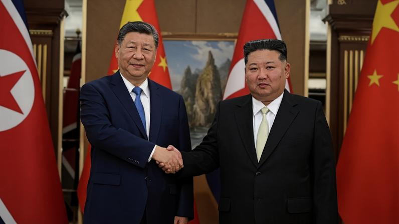 Na imagem, o presidente da China, Xi Jinping (esquerda), ao lado do líder supremo da Coreia do Norte, Kim Jong-un (direita)