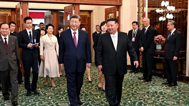 Na imagem, o presidente chinês, Xi Jinping (esquerda), ao lado do líder supremo da Coreia do Norte, Kim Jong-un (direita), durante visita à Pyongyang
