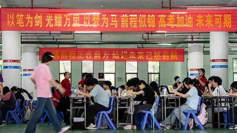 Na imagem, estudantes chineses