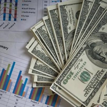 Dólar sobe ao abrir com foco em juros no Brasil e nos EUA