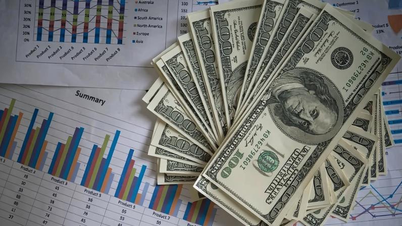 Dólar sobe ao abrir com foco em juros no Brasil e nos EUA