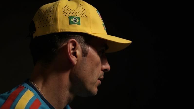 Lamine Yamal usando boné do Brasil