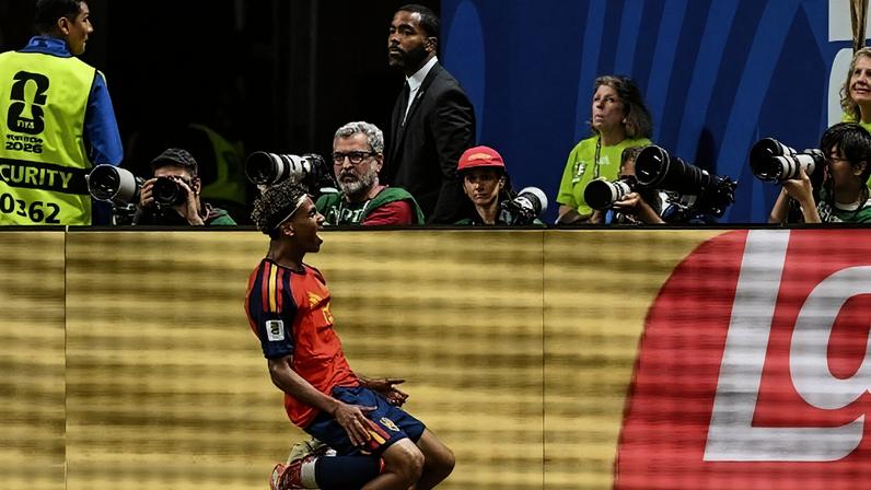 Lamine Yamal comemora seu primeiro gol em Copas