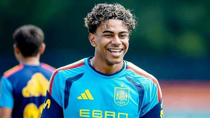 Yamal treina pela seleção da Espanha e fica à disposição na Copa