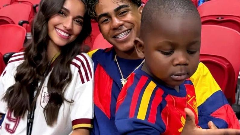 Yamal com a namorada Ines Garcia e o irmão Keyne no jogo de estreia da Espanha
