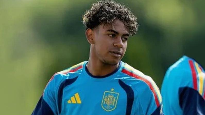 Lamine Yamal, atacante da Espanha, em treino antes da estreia na Copa do Mundo