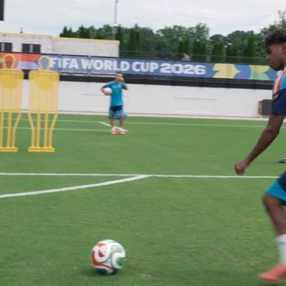 Lamine Yamal marca golaço de falta em treino da Espanha