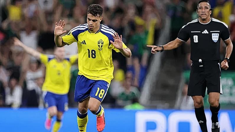 Yasin Ayari, da Suécia, após gol marcado sobre a Tunísia, em jogo válido pela primeira rodada da Copa do Mundo
