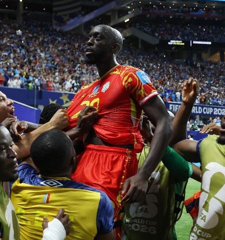 Yoane Wissa comemora gol pela RD Congo contra o Uzbequistão