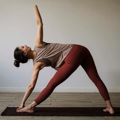 Ingerir carboidrato leve antes do yoga aumenta energia; veja 5 dicas