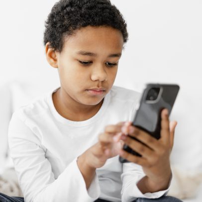 Especialistas respondem qual é a idade ideal para dar celular a crianças