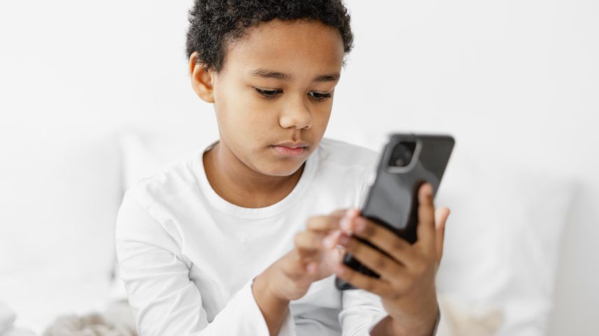 Especialistas explicam riscos reais para crianças e adolescentes — Foto: Freepik
