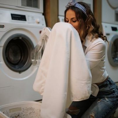 7 dicas para tirar manchas de roupas brancas na máquina
