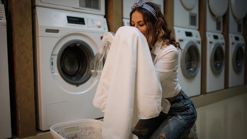TechTudo lista dicas excelentes para tirar manchas de roupas brancas na máquina de lavar — Foto: Freepik/senivpetro