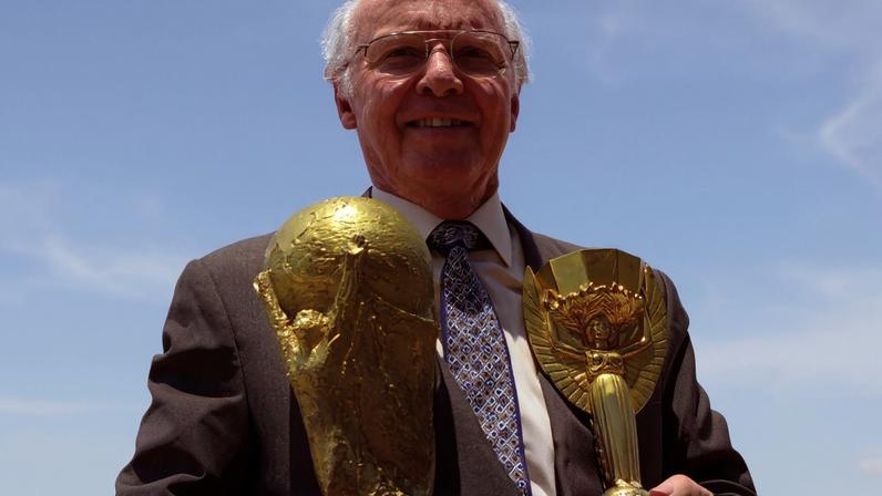 Zagallo posa com as taças da Copa do Mundo: "São quatro títulos" — Foto: Agência O Globo