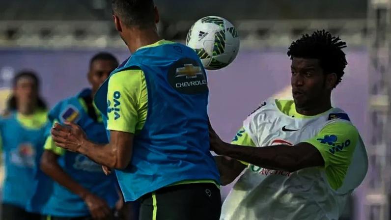 Zagueiro Gil durante treino da Seleção Brasileira em 2016