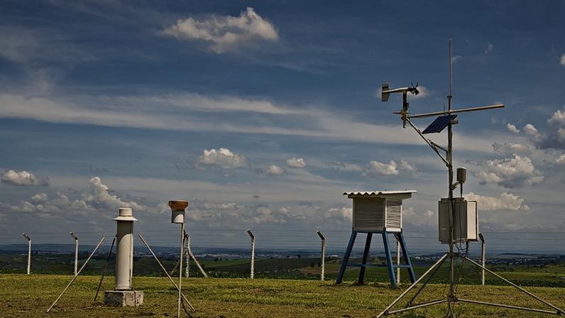 O articulista afirma que a pesquisa pública pode produzir benefícios concretos para toda a sociedade; na imagem, estação meteorológica na Embrapa Soja, em Londrina (PR)