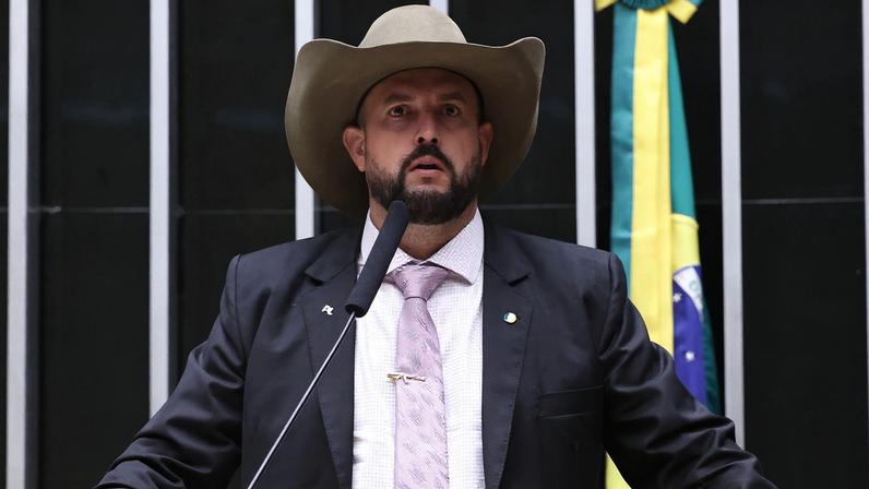 Benefício foi incluído na MP do Frete por meio de um "jabuti" e alcança caminhoneiros punidos por bloqueios após derrota de Bolsonaro. (Foto: Kayo Magalhães/Câmara dos Deputados)