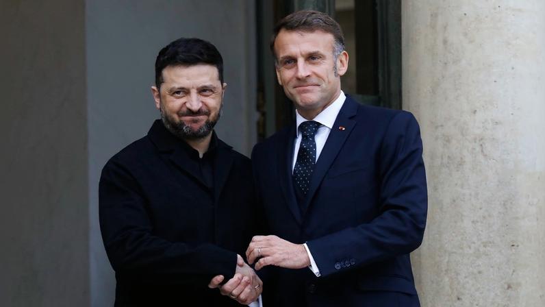 Imagem colorida de Volodymyr Zelensky e Emmanuel Macron - Metrópoles