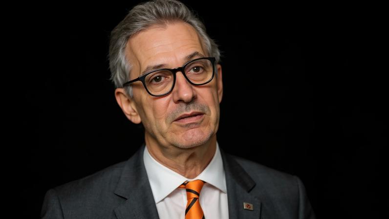 Romeu Zema, de terno e gravata,com a cabeça inclinada -- Metrópoles