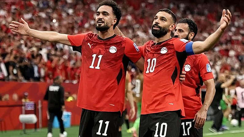 Zico e Salah comemoram o gol da virada do Egito sobre a Nova Zelândia