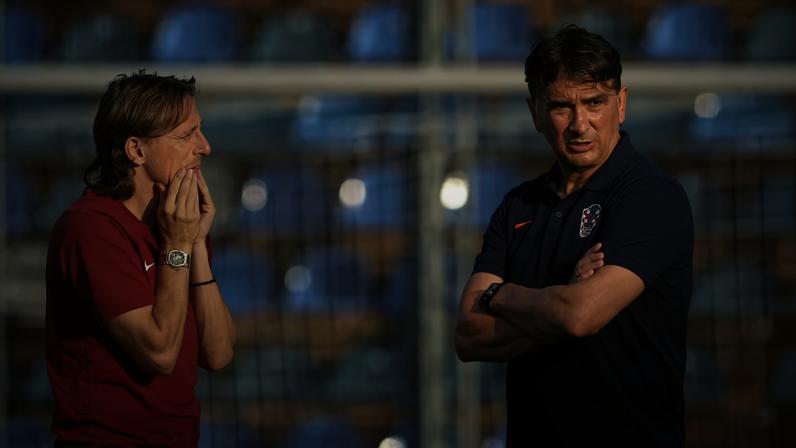 Técnico da Croácia, Zlatko Dalić, com o meia Luka Modric — Foto: REUTERS/Antonio Bronic
