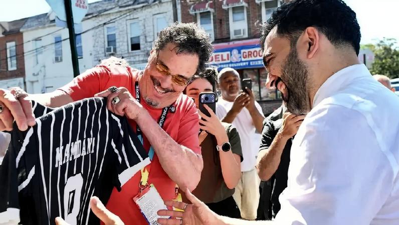 Casagrande presenteia o prefeito de Nova York, Zohran Mamdani, com uma camisa personalizada da Democracia Corinthiana (Alexandre Battibugli/VEJA)