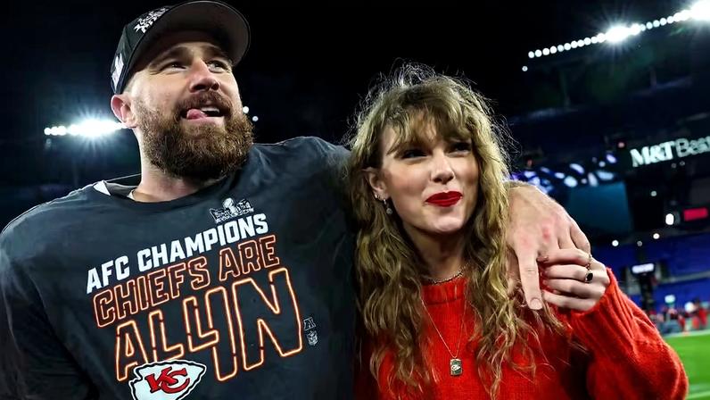 Travis Kelce, do Kansas City Chiefs, comemora com Taylor Swift em janeiro de 2024 — Foto: Patrick Smith / AFP