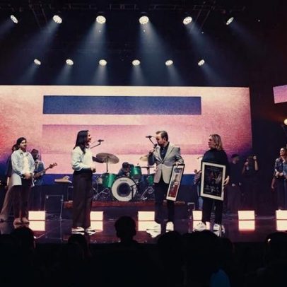 Julia Vitória recebe discos de Ouro e Platina