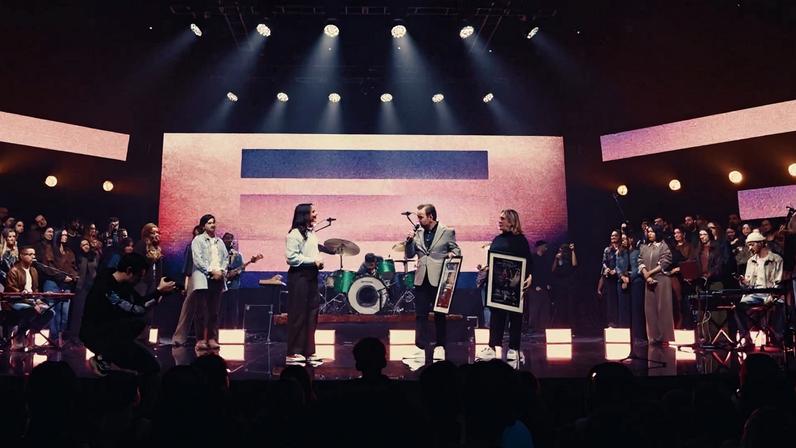 Julia Vitória recebe discos de Ouro e Platina