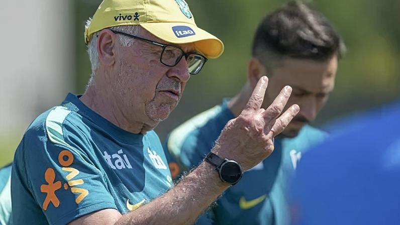 Carlo Ancelotti durante treino da Seleção Brasileira