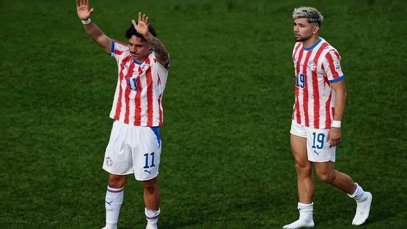 Mauricio e Julio Enciso do Paraguai parecem abatidos após a partida com a eliminação do Mundial
