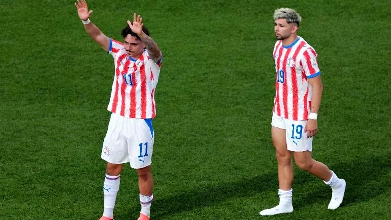 04.jul.2026 - Paraguai x França ? Mauricio e Julio Enciso, do Paraguai, parecem abatidos após a partida, com a eliminação do Mundial