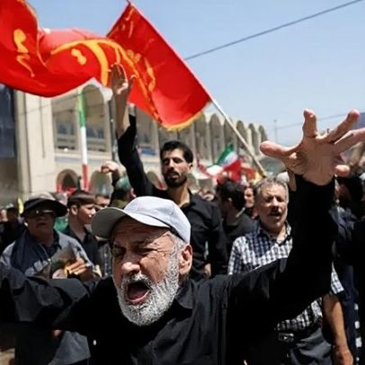 Multidões se reúnem em Teerã no primeiro dia do funeral de Khamenei