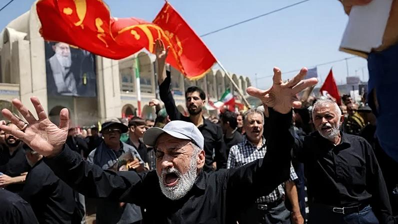 Multidões se reúnem em Teerã no primeiro dia do funeral de Khamenei